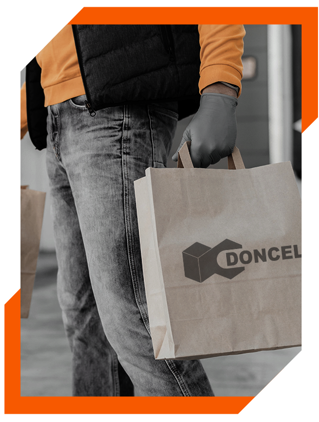 Imagen de una persona con una bolsa de compra de grupo Doncel en Ceuta