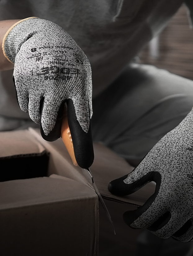 Imagen de ejemplo de guantes de trabajo de la sección de vestuario laboral de Grupo Doncel.